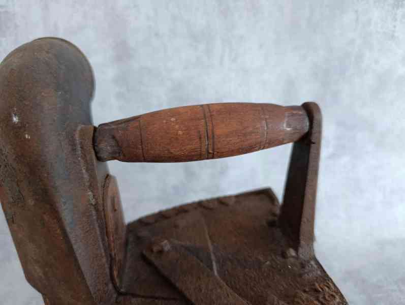 Stará litinová žehlička s komínem – atypický model, 2,6 kg, - foto 6