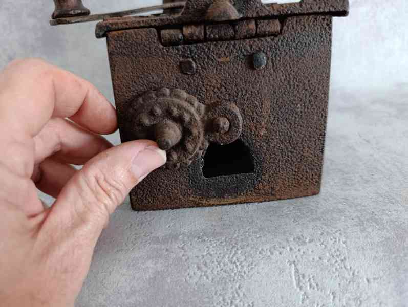 Stará litinová žehlička s komínem – atypický model, 2,6 kg, - foto 21