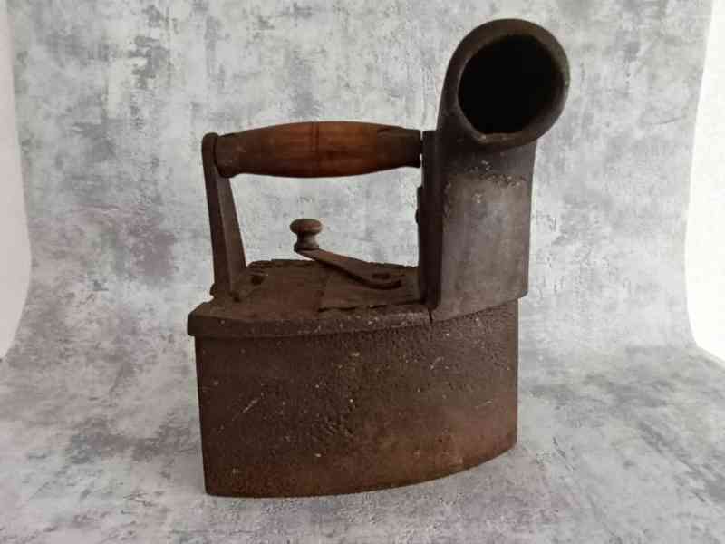 Stará litinová žehlička s komínem – atypický model, 2,6 kg, - foto 12