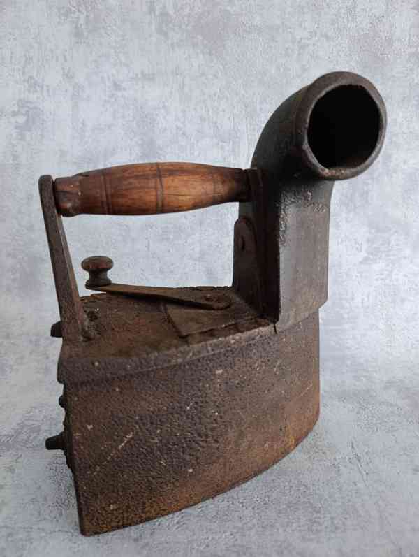 Stará litinová žehlička s komínem – atypický model, 2,6 kg, - foto 7