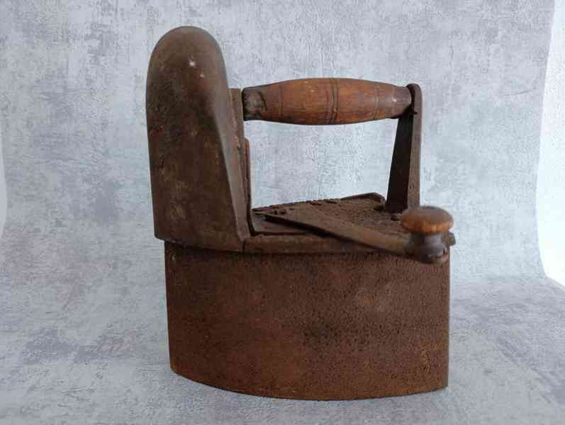 Stará litinová žehlička s komínem – atypický model, 2,6 kg, - foto 4