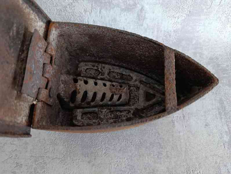 Stará litinová žehlička s komínem – atypický model, 2,6 kg, - foto 19