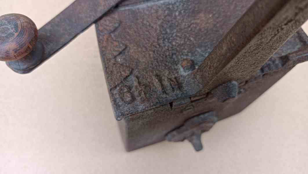 Stará žehlička s komínem - atypická žehlička do sbírky - foto 9