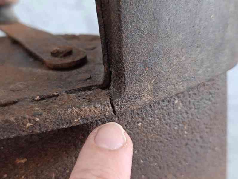 Stará litinová žehlička s komínem – atypický model, 2,6 kg, - foto 3