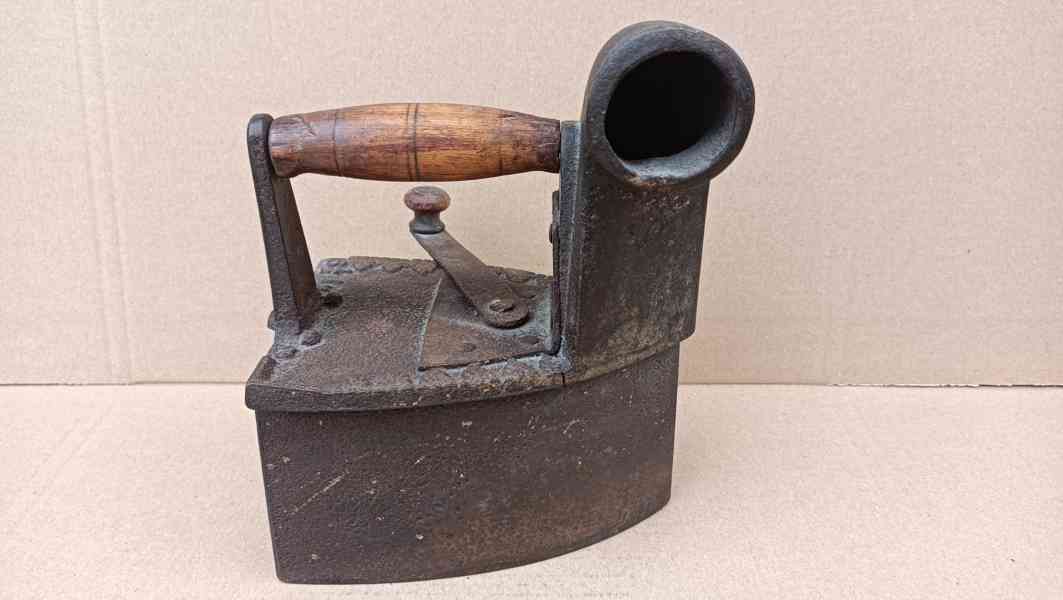 Stará žehlička s komínem - atypická žehlička do sbírky