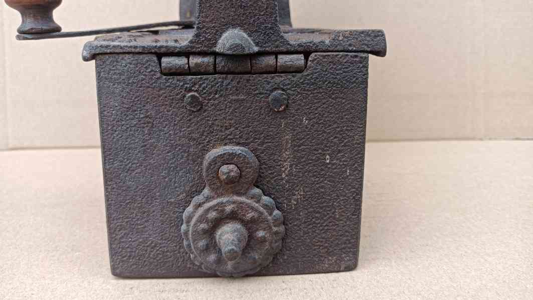 Stará žehlička s komínem - atypická žehlička do sbírky - foto 4