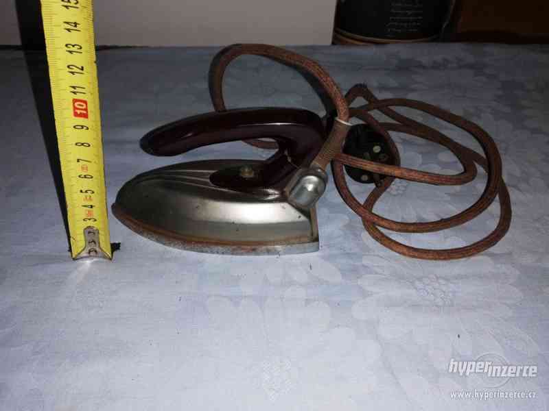 Kovová žehlička s kabelem s bakelitovou rukojetí - foto 2