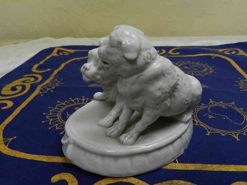 Krásná velmi stará porcelánová soška Psi  - foto 3