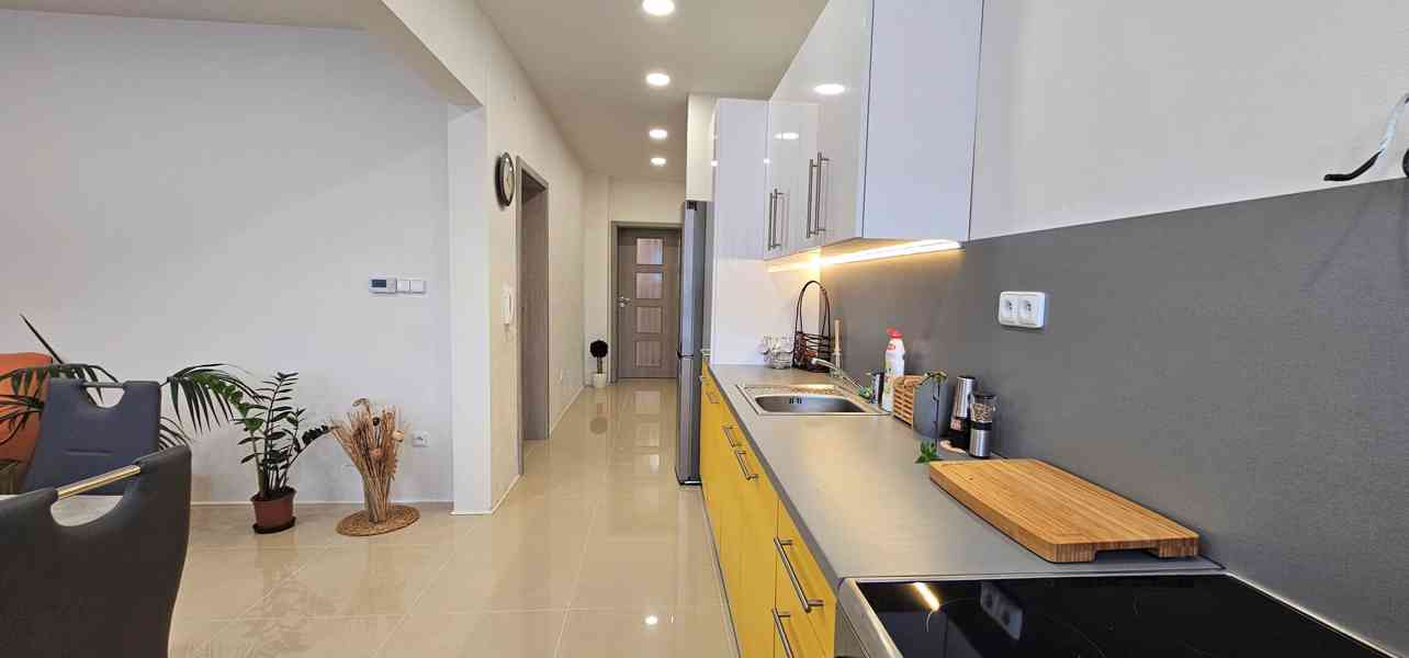 NABÍDKA PRONÁJMU LUXUSNÍHO, PROSTORNÉHO BYTU 2+KK V RAJHRADĚ - foto 9