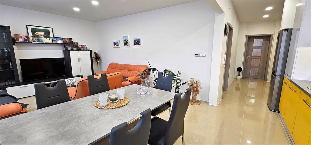 NABÍDKA PRONÁJMU LUXUSNÍHO, PROSTORNÉHO BYTU 2+KK V RAJHRADĚ - foto 4