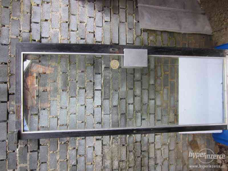 Prosklené dveře, železný rám, 2 panty, zamykatelné - foto 1