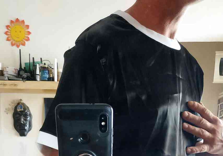 Luxusní černé saténové triko - foto 8