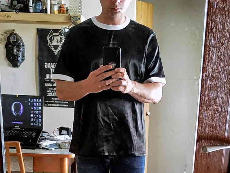 Luxusní černé saténové triko - foto 2