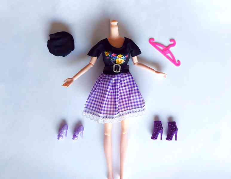 NOVÉ! Set pro panenku Barbie, šaty + baret + 2x boty + ram. - foto 1