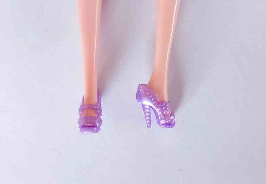 NOVÉ! Set pro panenku Barbie, šaty + baret + 2x boty + ram. - foto 7