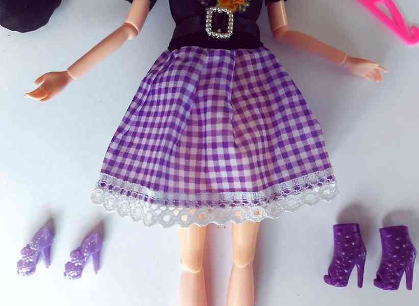 NOVÉ! Set pro panenku Barbie, šaty + baret + 2x boty + ram. - foto 4