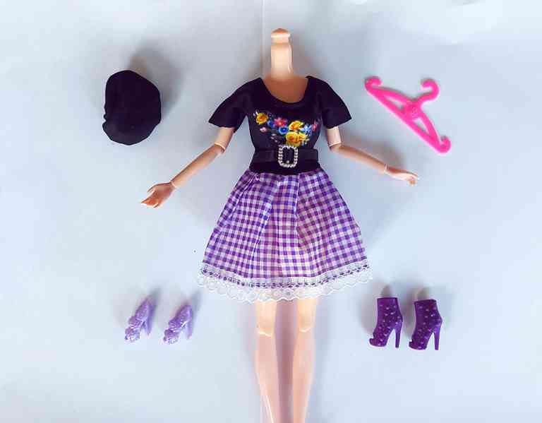 NOVÉ! Set pro panenku Barbie, šaty + baret + 2x boty + ram. - foto 2
