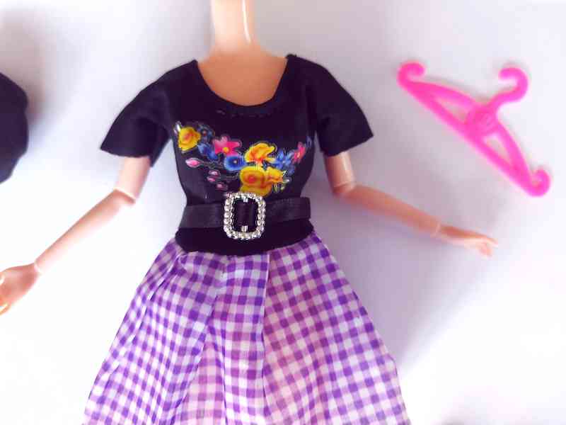 NOVÉ! Set pro panenku Barbie, šaty + baret + 2x boty + ram. - foto 3