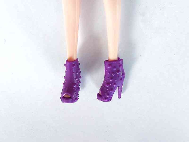 NOVÉ! Set pro panenku Barbie, šaty + baret + 2x boty + ram. - foto 8