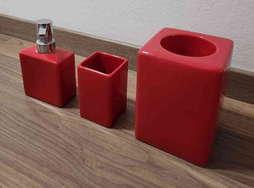 Koupelnová sada značky Kleine Wolke v červené barvě