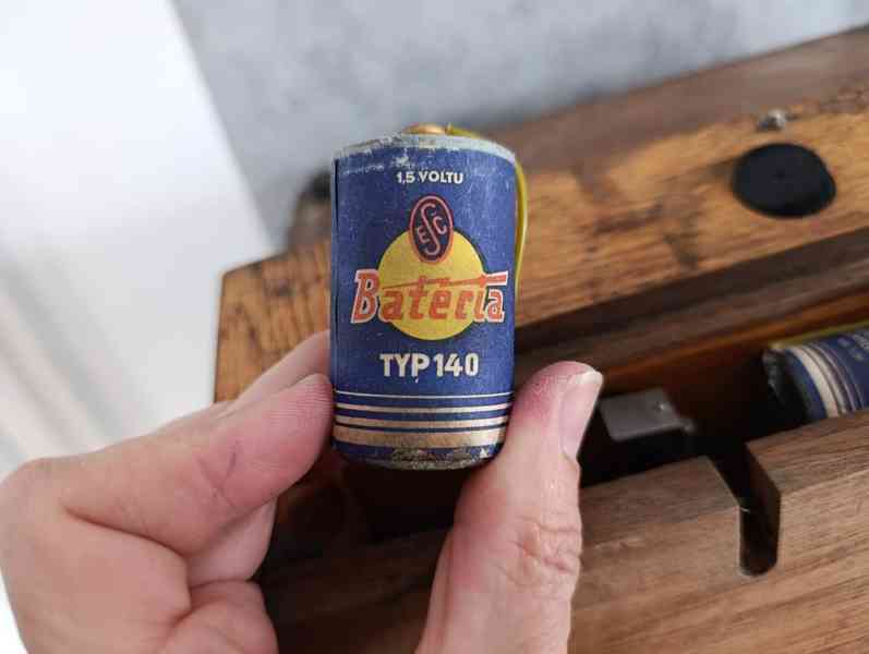 Starý velice zachovalý německý přístroj v dřevěné bedně  - foto 24