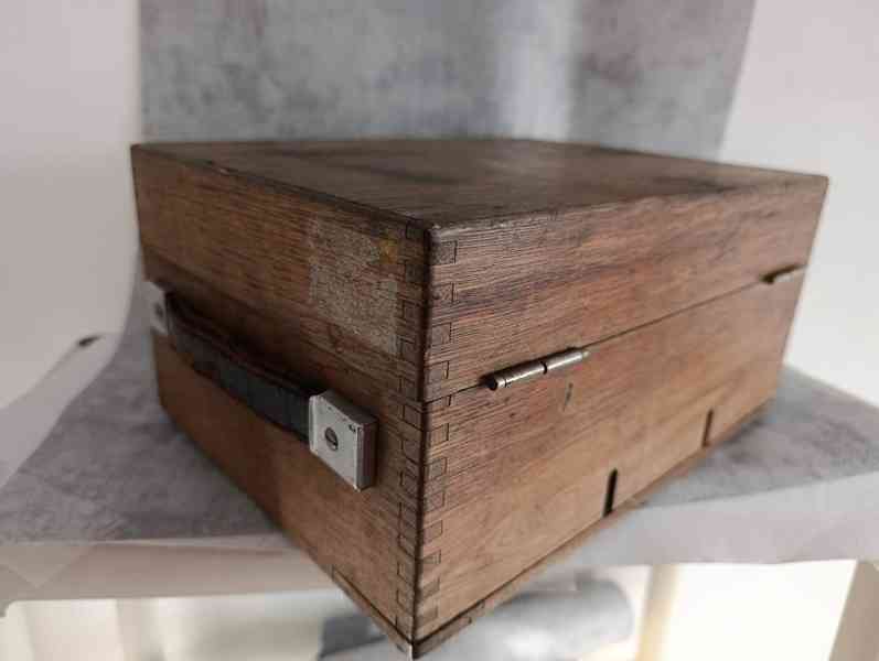 Starý velice zachovalý německý přístroj v dřevěné bedně  - foto 2