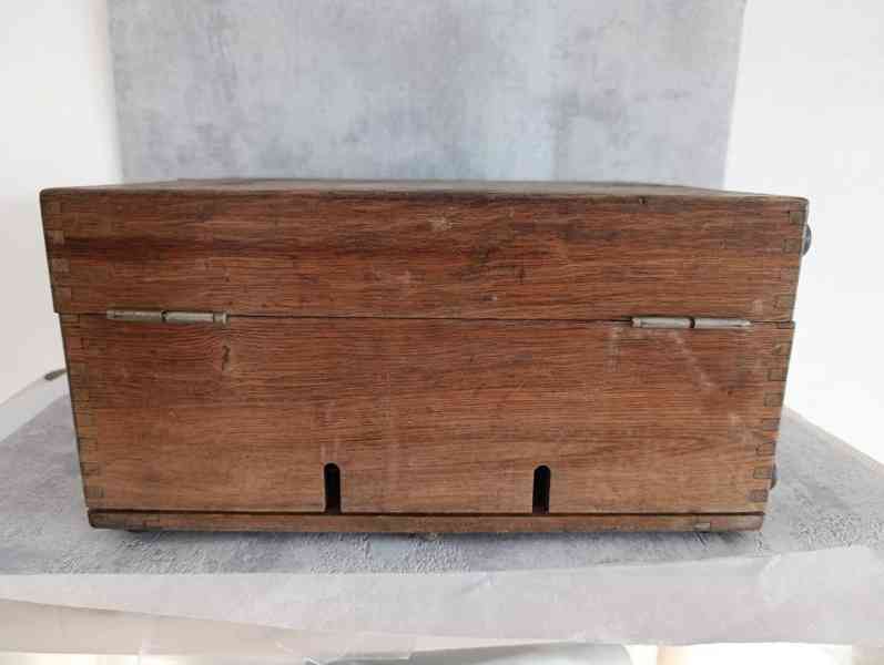 Starý velice zachovalý německý přístroj v dřevěné bedně  - foto 23