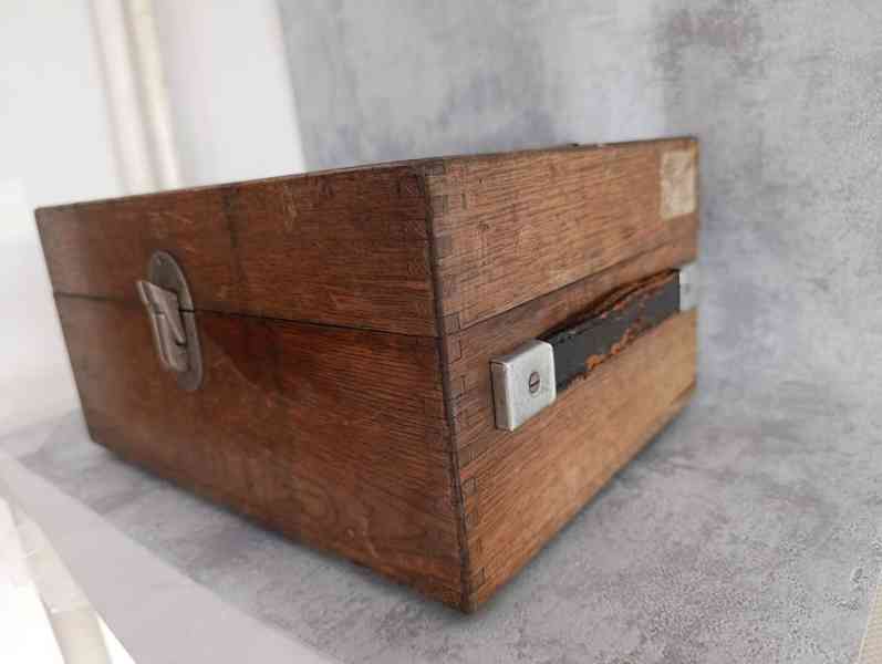 Starý velice zachovalý německý přístroj v dřevěné bedně  - foto 5