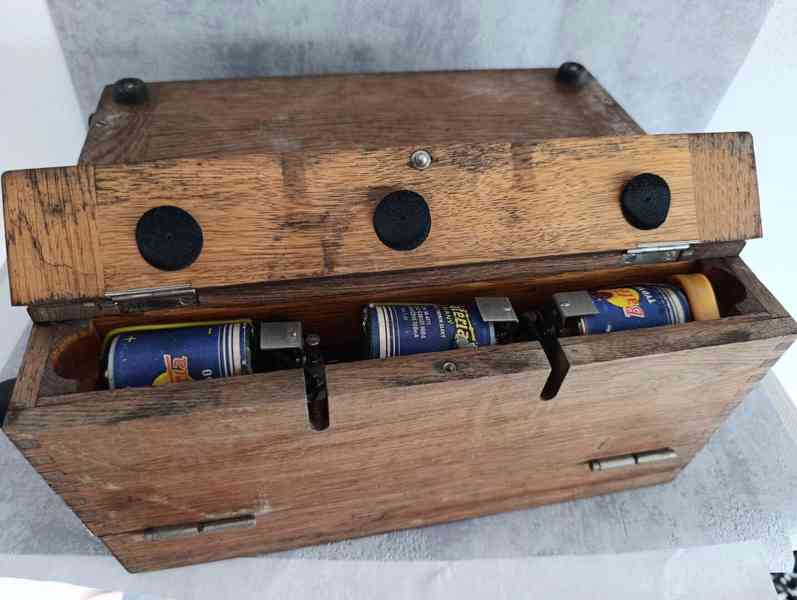 Starý velice zachovalý německý přístroj v dřevěné bedně  - foto 22