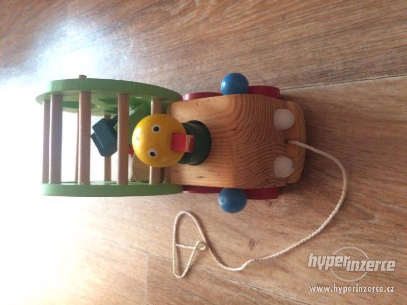 Dětské dřevěné auto s vkládačkou a vyndávací kačenkou.