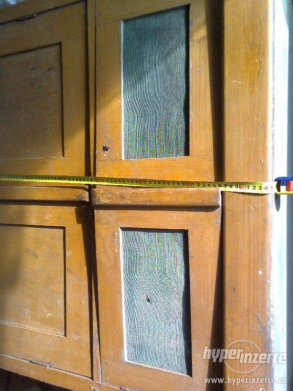 starožitná skříňka - foto 2