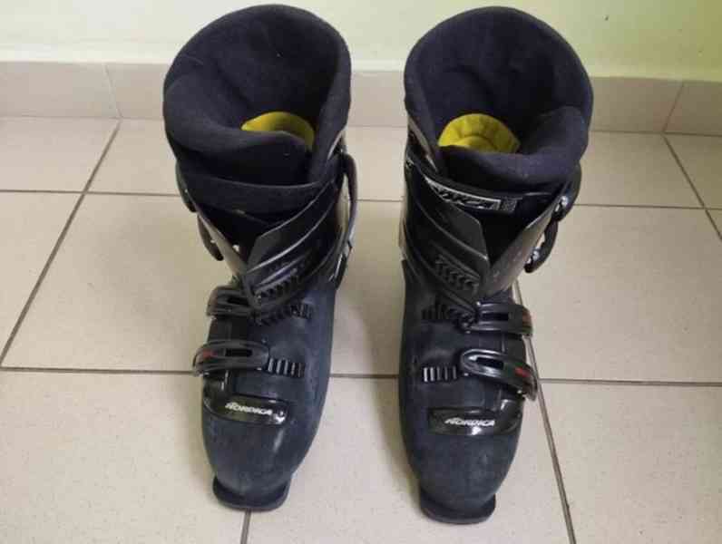 Běžky Rossignol (červené), hůlky a sjezd. boty nadměrná vel. - foto 6