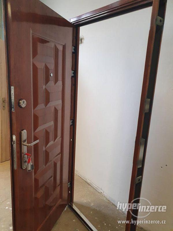 Nove zateplene dvere bezpečnostní kompletni s rámem futrem - foto 2