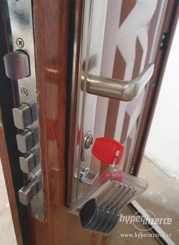 Nove zateplene dvere bezpečnostní kompletni s rámem futrem - foto 3
