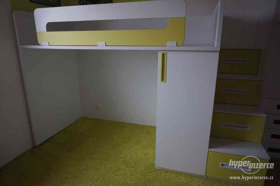 Vysoká postel se skříní a schody s úložným prostorem - foto 1