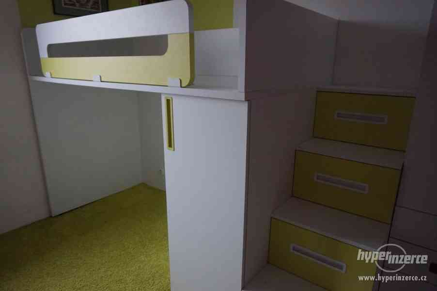 Vysoká postel se skříní a schody s úložným prostorem - foto 2