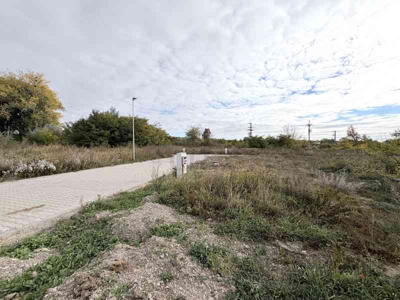  PRODEJ STAVEBNÍHO POZEMKU O CP 721 M² MIKULOV NA MORAVĚ