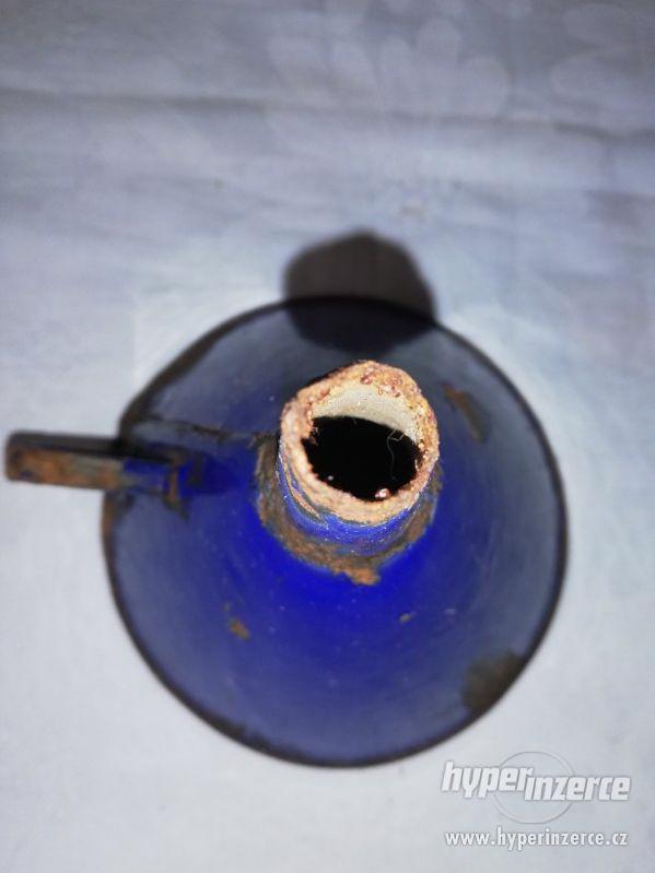 Modrý smaltovaný trychtýř - foto 4