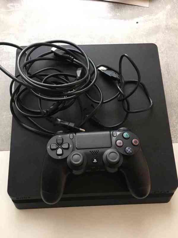 PlayStation 4 | 500 GB + PS účet, 2 hry