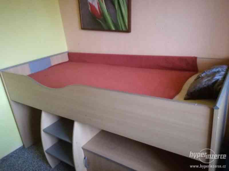 Zvýšená postel + zdravotní matrace s potahem na zip. - foto 1