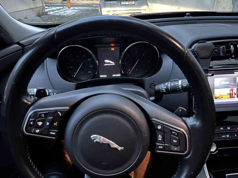 Jaguar XE ročník 2016 - foto 7