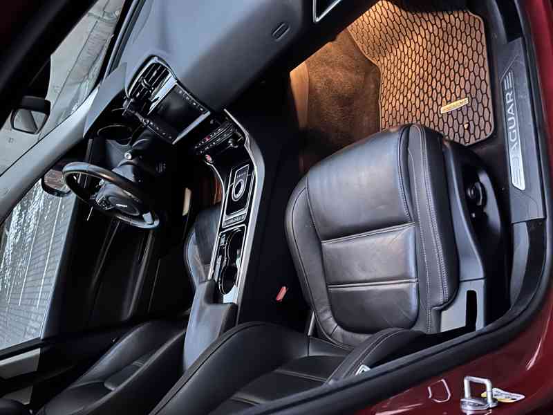 Jaguar XE ročník 2016 - foto 8