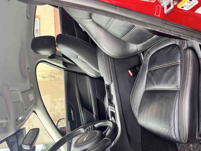 Jaguar XE ročník 2016 - foto 12