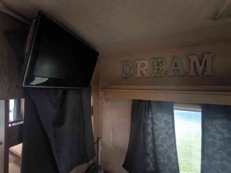 Karavan Crovn, sprcha, teplá voda, bez dokladů, dovoz možný. - foto 11