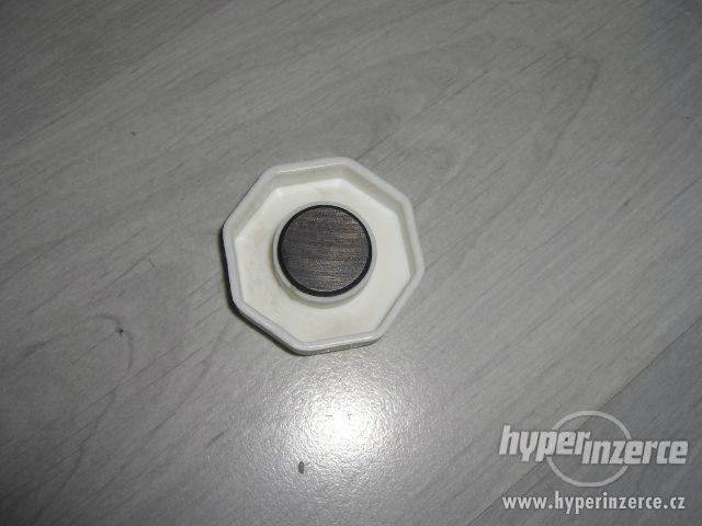 černá kovová lišta na magnety+ 3 magnetky,nástěnka IKEA - foto 3