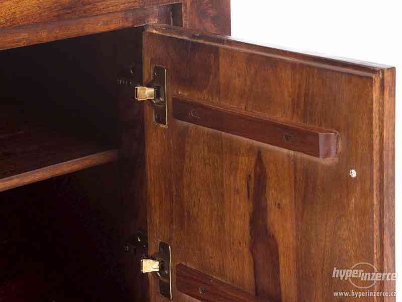 Hnědý TV stolek z masivu, dřevěný televizní stolek - foto 3