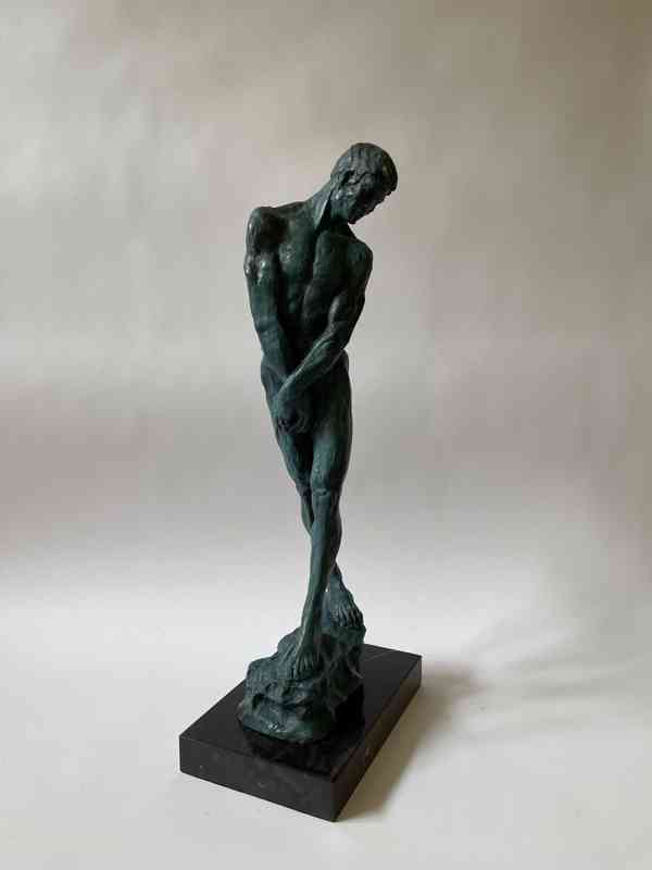 Akt muže - bronzová socha na mramorovém podstavci - foto 3