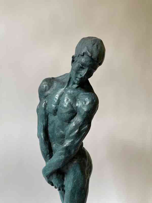 Akt muže - bronzová socha na mramorovém podstavci - foto 2