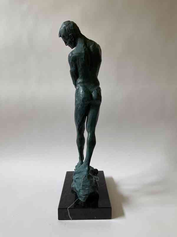 Akt muže - bronzová socha na mramorovém podstavci - foto 5
