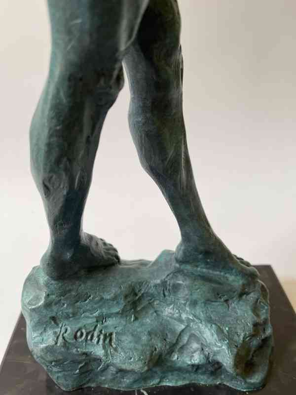 Akt muže - bronzová socha na mramorovém podstavci - foto 6